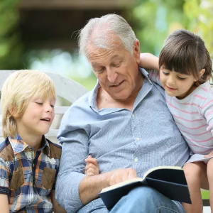 Genitori assenti: il giudice valuta l’affido del minore ai nonni.